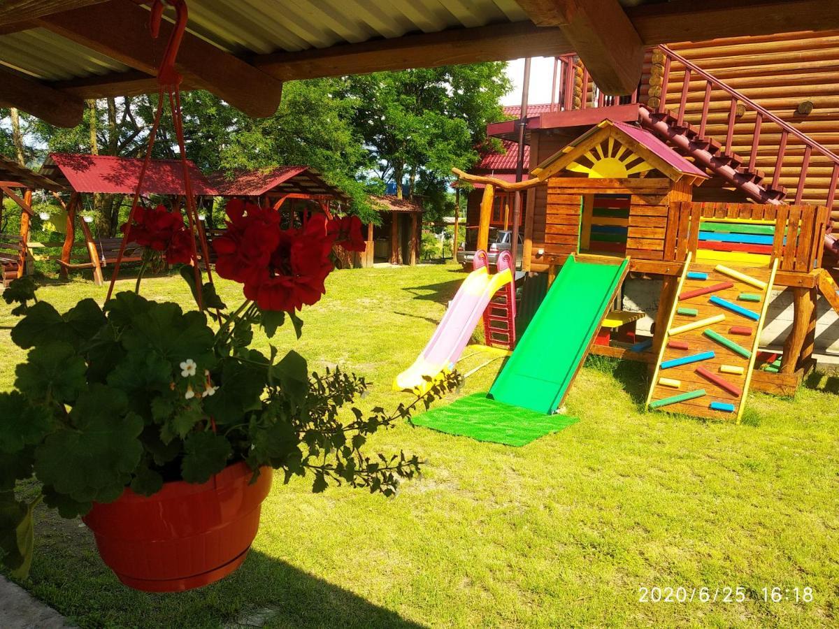 Hotel Fiesta à Solotvyno Extérieur photo